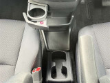 運転席と助手席の間にドリンクホルダーございます。