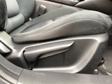 運転席にはドライバーの体型や好みに応じて前後方向だけでなく、高さの調整ができるシートリフターを装備!