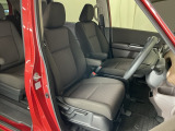 運転席は、大きな座面と包み込むような背もたれがドライバーの身体全体をしっかり支えます。上質なシート素材と座り心地のよいクッションを採用し、長時間の運転やコーナーの多い道も快適です。