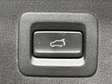 【パワーバックドア】スマートキーや運転席のボタンを押すだけでリアゲートが自動で開閉します!荷物を持っている時や、高い位置にあるバックドアを閉める際に便利な機能です♪