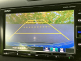 後方確認をサポートするモニター画面。駐車時の安全性向上に貢献します。運転に自信がない方にも安心してお勧めできます。