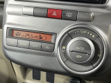 【オートエアコン】一度お好みの温度に設定すれば、車内の温度を検知し風量や温度を自動で調整。暑い&hellip;寒い&hellip;と何度もスイッチ操作をする必要はありません。快適な車内空間には必須の機能ですね♪