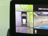 後退時の安全を確保。周囲の状況を把握しやすく、狭い場所での運転も安心です。運転に自信がない方にもおすすめです。