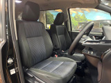 運転席まわりには十分なスペースがあり、大柄な方でもゆったり運転していただける環境です。