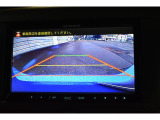 車両後方の映像を車内のディスプレイに表示し、駐車時や後退時の障害物や歩行者の確認を補助します。 広角レンズを採用し、広い範囲を映し出すことができます。