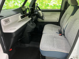 運転席周りのレイアウトはシンプルで分かりやすく、操作性に優れています。快適なドライブをサポートします。