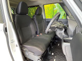 運転席まわりには十分なスペースがあり、大柄な方でもゆったり運転していただける環境です。