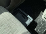 助手席下には便利な収納ボックス。車検証ケースが収まる大きさです。