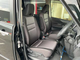 運転席もゆったりとお座り頂けます。