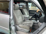 自社整備工場併設! 納車整備からアフターフォローまでお任せください。 車検や定期点検、オイル交換はもちろん、ナビやドラレコ、バックカメラ、ETC等の取り付けも当店にお任せください。