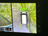 後方の状況を鮮明に映し出すバックモニターで、駐車時の安全性を高めます。狭い場所でも安心の運転をサポートします。