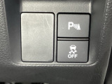VSA装備車です。VSAはドライバーの操作と車の動きを見守っています。もし車の挙動が乱れたとき、4輪別々にブレーキをかけたり、エンジンパワーをしぼることによって車を安定させます。