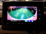 バックカメラの画像です。ガイドラインがスムースな車庫入れをサポートいたします。車庫入れの安心感がアップしますね。