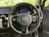 握りやすいステアリングは、運転の楽しさを高めます。操作性にも優れ、スムーズなハンドリングを実現します。