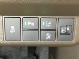 ハンドルの右側にはヘットライトリベライザーとHondaセンシング用のメインスイッチがついています。ヘッドライトリベライザーは道路状況や積荷の加重に応じてライトの高さを調節できます。
