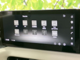 停車中には、TVやビデオコンテンツを楽しめます。休憩時間や待ち時間に、エンターテイメントを満喫できる便利な機能です。