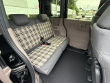 2列目にご乗車の方もゆったり足が組める驚きの広さです。