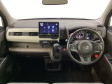 車内は光触媒抗菌消臭施工済です。インパネ周りはスタイリッシュなデザインで機能や装備も充実しています。グローブボックスやカップホルダーのほかにトレーなどたくさんの収納スペースが付いています。
