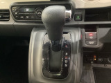 CVT車のセレクトレバーです。低速から高速まで、変速ショックのないスムーズな走りと、エンジン効率のよい領域を維持して燃費にも貢献します。サイドブレーキはスイッチ操作の電子制御パーキングブレーキです。