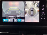 マルチビューカメラシステム搭載車です。お車の周囲を全方位でカバーします。後方・前方・両脇と、コンディションが悪い視界でもカラーモニターに映し出した映像がドライバーをサポートします。
