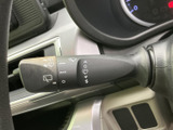 操作しやすい位置に配置されたウインカーレバーで、安全な車線変更をサポート。直感的な操作で、スムーズな運転を支援します。