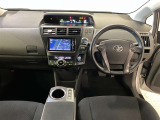 運転席周りのレイアウトをご覧ください。ナビゲーションが綺麗に装着されすっきり収まってますね!