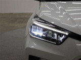 シャープな目つきが印象的!明るく省電力なLEDヘッドランプ装備