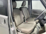 【運転席ヒーター付シート】スイッチをONにすると、座面からの熱で体を温めてくれます。