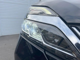 【LEDヘッドライト】悪天候や夜間走行時も良好な視界を確保し安心して運転できる高輝度LEDヘッドライトを装備!点灯速度が早く、消費電力も抑えられています。