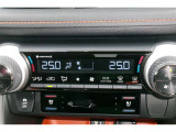 フロントオートエアコン、リヤオートエアコンを装備。運転席と助手席、それぞれの体感温度の違いに合わせて設定ができます。