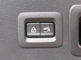 【パワーバックドア】スマートキーや運転席のボタンを押すだけでリアゲートが自動で開閉します!荷物を持っている時や、高い位置にあるバックドアを閉める際に便利な機能です♪