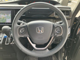 握りやすいステアリングは、運転操作を快適に。オーディオや通話などの操作もステアリングから行え、運転に集中できます。上質な手触りも魅力です。