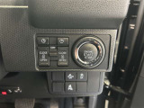 ウェルカム機能付き両側パワースライドドアを装備しております。予約をしていると、車に近づくだけでスライドドアが開きます。