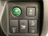 Hondaセンシング用の、VSA(ABS+TCS+横滑り抑制)解除と路外逸脱抑制機能のオンオフスイッチなどはハンドルの右側に装備しています。燃費に役立つECONボタンもここです。