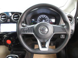 運転が楽しくなる明るく開放的な運転席まわりです。