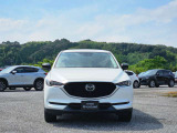 マツダCX-5のフロントマスクは、立体感のあるグリルと精悍なヘッドランプが上質な存在感を演出します。魂動デザインによる洗練された風格と力強さを兼ね備えた姿を、ぜひ店頭でお確かめください。