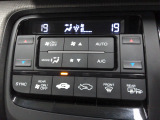 オートエアコンは左右席で独立温度コントロールが可能です。運転席はキンキンに冷やして助手席はマイルドにと言った設定が可能です。暑さ寒さでケンカすることもなくなりますね。