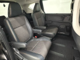 2列目シートは背もたれの角度調節ができるベンチシートになっております。長距離運転になってもゆったりとできるように、カップホルダー付きアームレストがついてます。