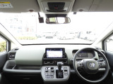 ★視界★運転を気分よく楽しむための工夫のひとつとして、高い剛性をもたせた極細フロントピラーを採用。 前方の死角を減らし、交差点などでの安心感を高める、良好な視界にこだわりました。