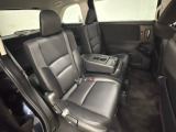 2列目シートは背もたれの角度調節ができるベンチシートになっております。長距離運転になってもゆったりとできるように、カップホルダー付きアームレストがついてます。