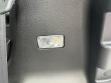 夜の荷室を明るくするラゲッジルーランプです。