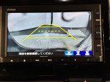 リバースギアに入れるだけで後方の表示へ切り替わります。夜間や雨の日の駐車も楽になりますよ。