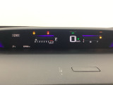 中央にデジタル表示のスピードメーターを配したメーターになっています。左側のインフォメーション画面で燃費などの情報を確認できます。