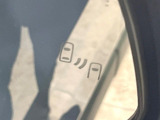 【ブラインドスポットモニター】走行中、ドアミラーの死角になりやすい箇所に後続車が接近するとサイドミラーのレンズに警告を表示!ドライバーに注意喚起をしてくれます。