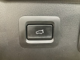 パワーリフトゲートは運転席とリフトゲート側、さらにアドバンストキーでも開閉が可能!開度は無段階にメモリー設定もできます。ゲート内側にタッチセンサーを配置し、手などを挟み込む危険を低減します。
