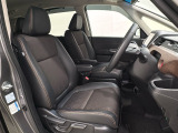 広い足元にゆったり座れるシートは長距離の運転でも疲れにくいシートです。女性でも運転がしやすいようにシートの高さ調整機能(シートリフター)がついています。