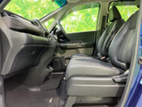 上質な素材が使用された内装は、快適なドライブを演出します。運転に集中できるシンプルなデザインで、操作性にも優れています。心地よい空間で運転を楽しめます。