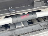 【STIタワーバー】お車の剛性を高めるタワーバーを装備。よりスムーズなコーナリング走行が可能となり、走りも楽しめます。