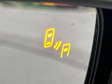 【リヤビークルディティクション】走行中、ドアミラーの死角になりやすい箇所に後続車が接近するとサイドミラー付近に警告を表示、ドライバーに注意喚起と、万一の際はハンドル操作をアシストをします。