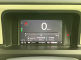視認性の高いメーター類で、運転に必要な情報をしっかり確認できます。運転状況を的確に把握し、安全運転をサポートします。操作性も考慮されたデザインです。